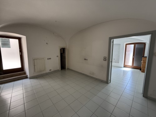 P  R  E  Z  Z  O       R  I  B  A  S  S  A  T  O  -  Centrale e Visibile Locale con 5 Ingressi